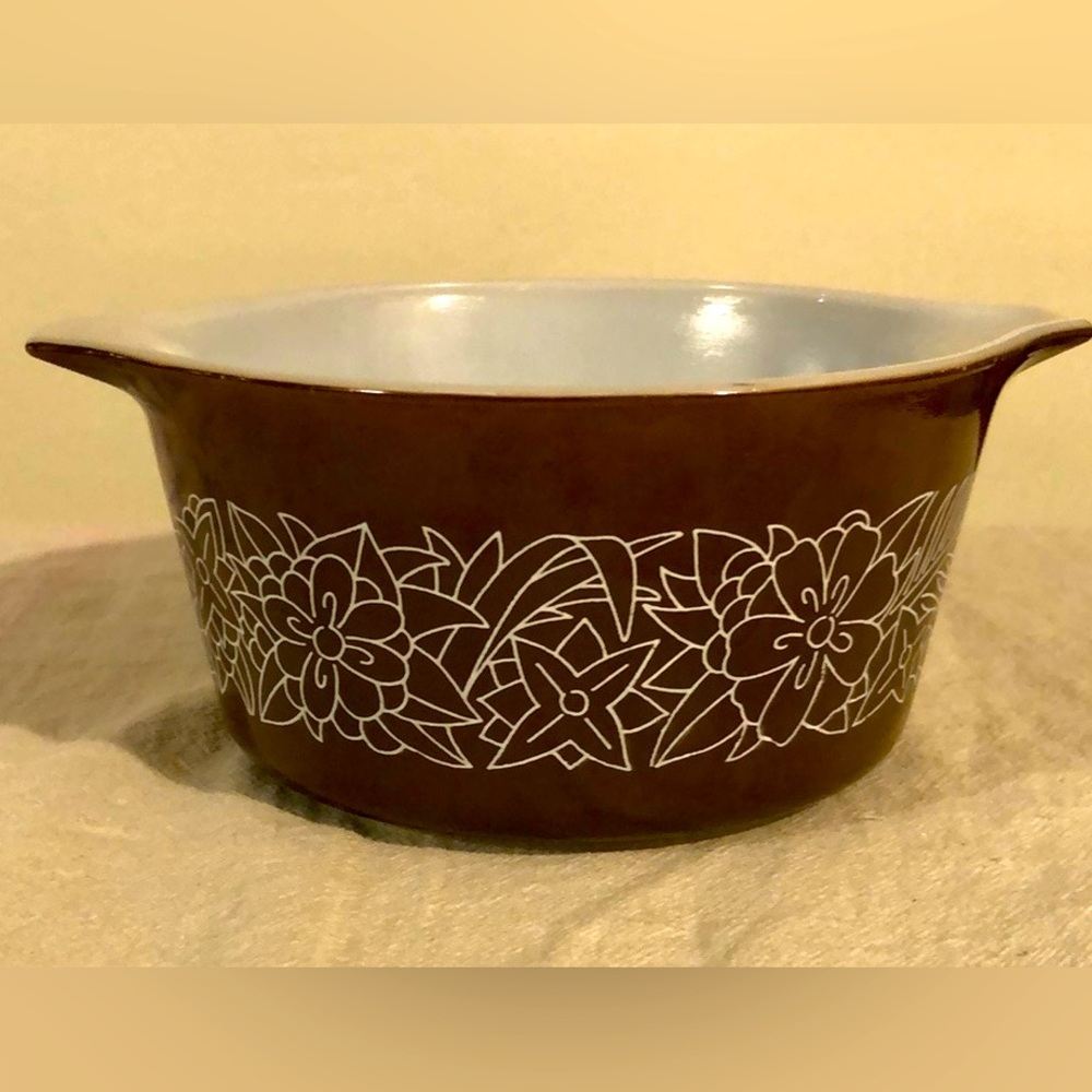 Vintage PYREX 1 L casserole dish. 473-B Woodlands Treasures with white design.